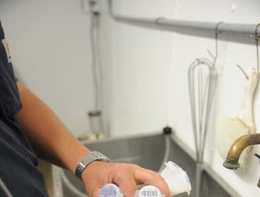 Asegurando que toda la leche esté libre de antibióticos.