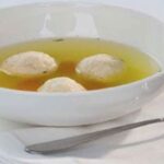 Sopa de pollo con bolas de matzo