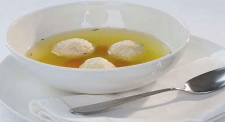 Sopa de pollo con bolas de matzo