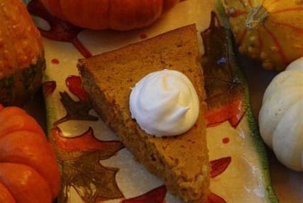¡Feliz Otoño! Da la bienvenida a la temporada con pastel de calabaza pegajoso.