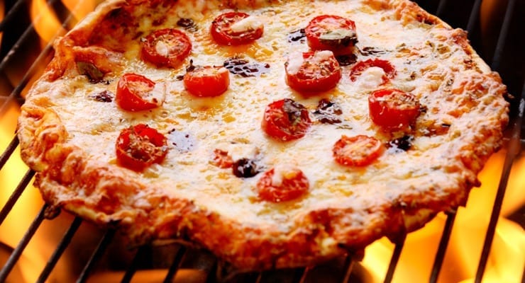Cómo cocinar pizza a la parrilla