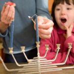 Cómo encender la menorá con tus hijos.