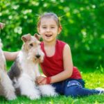 Consejos indispensables para mamás que fomentan una vida feliz con un perro.