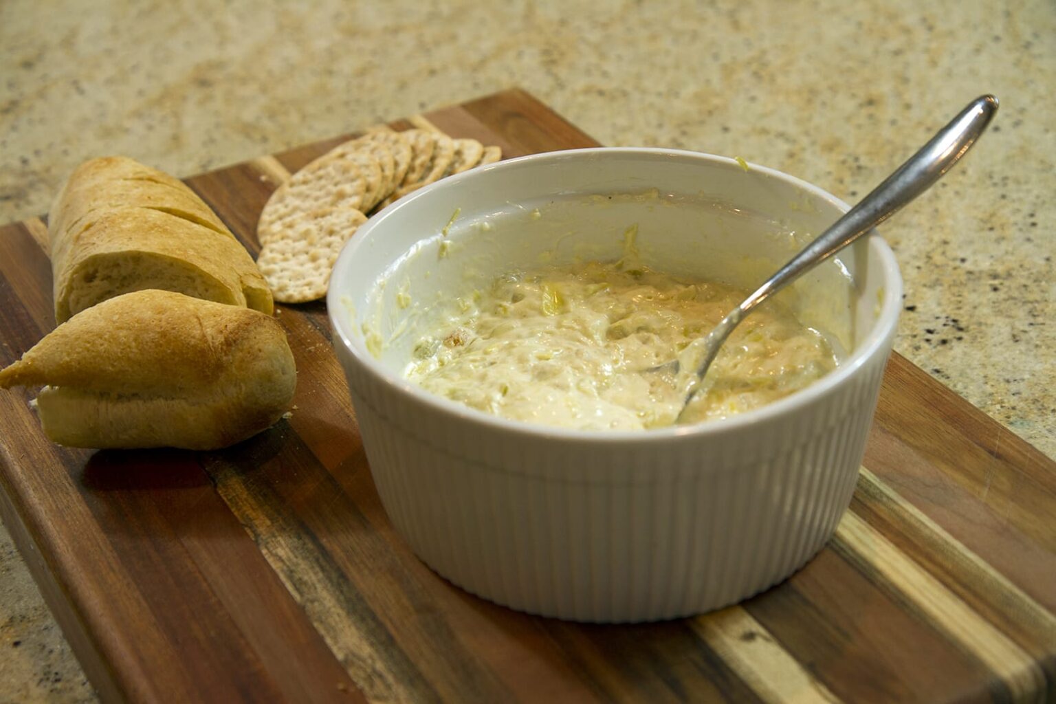 Dip de alcachofa ridículamente delicioso