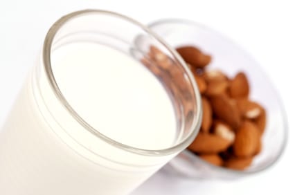 Haz tu propia leche de almendras.