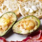 Huevos al horno en aguacate