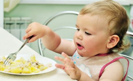 Niños pequeños y verduras: Sé un modelador del paladar, no un detective de nutrientes.