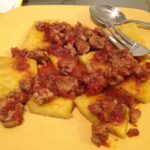 Polenta frita con salchicha