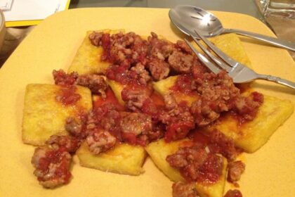 Polenta frita con salchicha