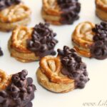 Pretzels recubiertos de chocolate y mantequilla de cacahuate.