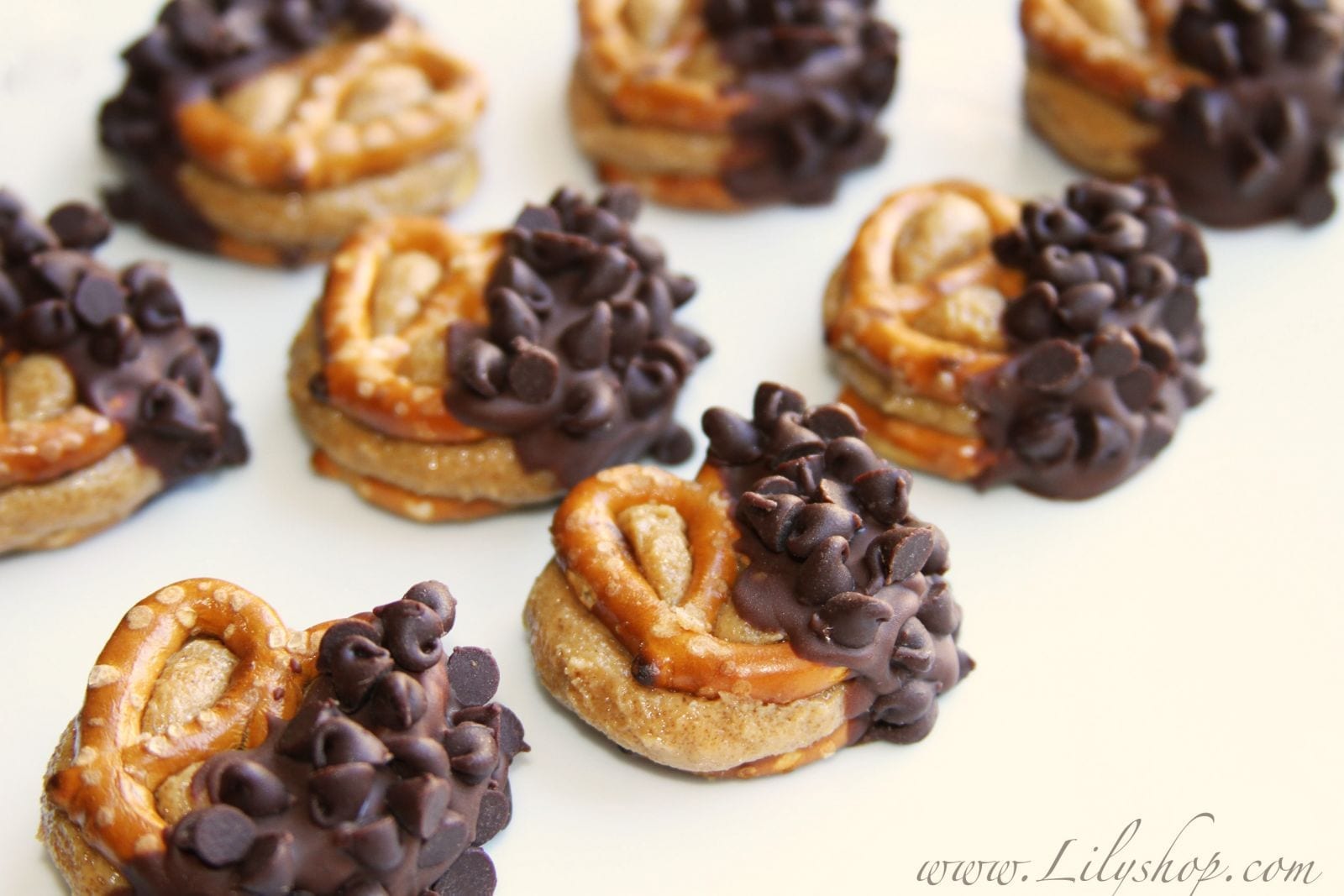 Pretzels recubiertos de chocolate y mantequilla de cacahuate.