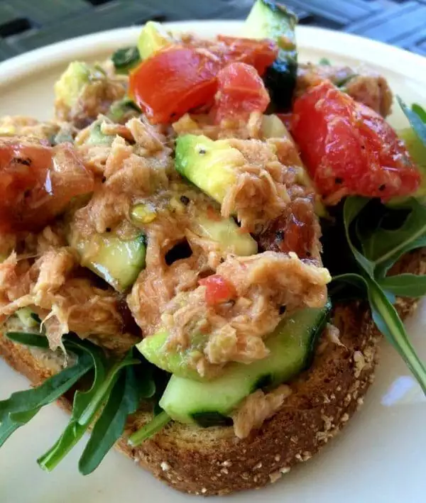 Sándwich de Atún y Verduras Abierto