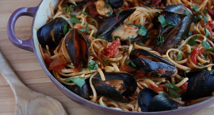 Sorpresa de Mariscos: Linguini con Mejillones y Salsa de Tomate Picante
