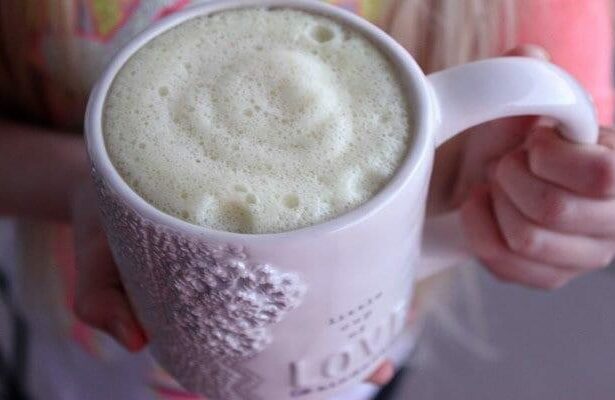 Vence ese resfriado con leche caliente de cúrcuma.