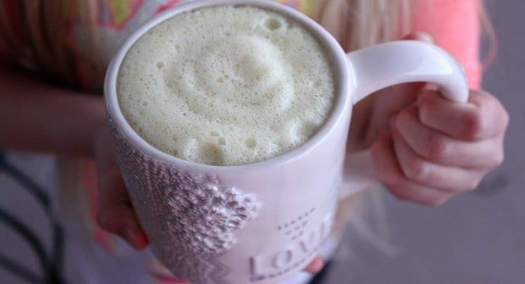 Vence ese resfriado con leche caliente de cúrcuma.