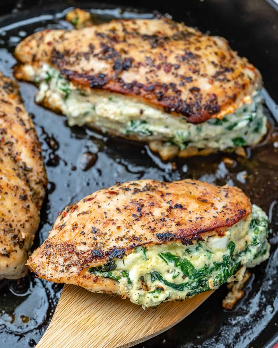 pollo relleno de queso en una sartén