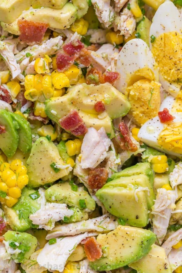 Esta receta de ensalada de pollo y aguacate con aderezo de limón, mucho aguacate, trozos irresistibles de tocino y maíz