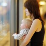 Aviones, niños y mamás atrapadas en el medio.