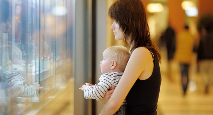 Aviones, niños y mamás atrapadas en el medio.