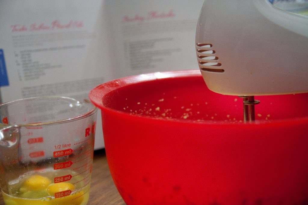 Cómo enseñar a los niños a cocinar con recetas sencillas