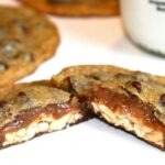 Galletas de barra de dulces con caramelos de Halloween sobrantes