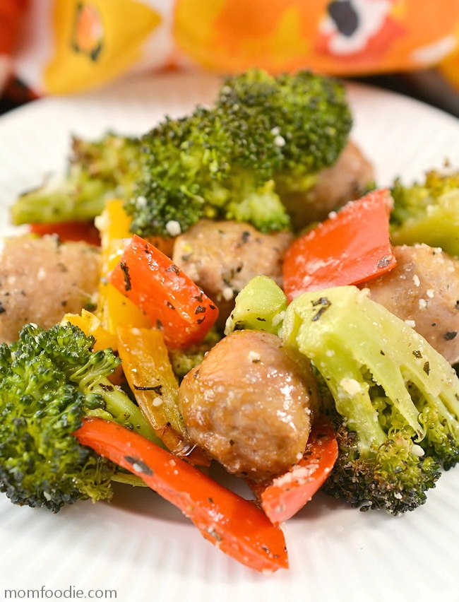 sartén keto de salchichas y verduras