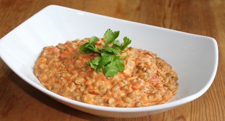 Lentejas bañadas en salsa de tomate casera cremosa