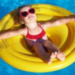 Modales de Mamá: Consejos de Etiqueta para la Piscina y el Parque Infantil