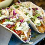 Tacos de pescado en salsa de chipotle con pepitas y aguacate frito.