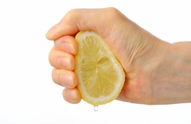 ¿Cuánto tiempo se puede refrigerar el jugo de limón fresco?