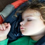 Haciendo que Tu Hijo Duerma Durante las Vacaciones