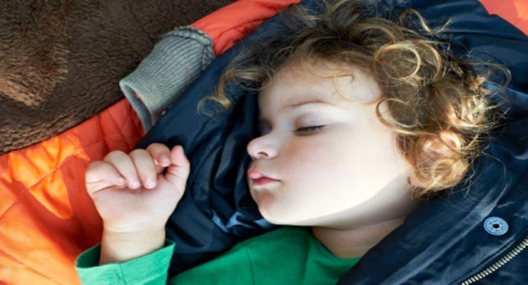Haciendo que Tu Hijo Duerma Durante las Vacaciones