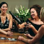¿Mamás, necesitan una noche de chicas? ¿Qué tal un club de vino?