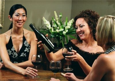 ¿Mamás, necesitan una noche de chicas? ¿Qué tal un club de vino?