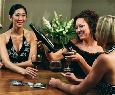 ¿Mamás, necesitan una noche de chicas? ¿Qué tal un club de vino?