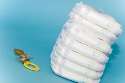 Instrucciones fáciles para hacer un pastel de pañales para bebés.